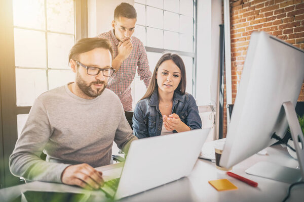 Деловые люди встречаются в офисе и используют почту для обмена идеями. Концепция мозгового штурма. Заметка на стеклянной стене.