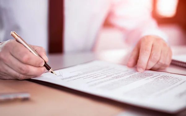Επιχειρηματίας Που Υπογράφει Συμβόλαιο Στο Γραφείο Κάνει Μια Συμφωνία — Φωτογραφία Αρχείου