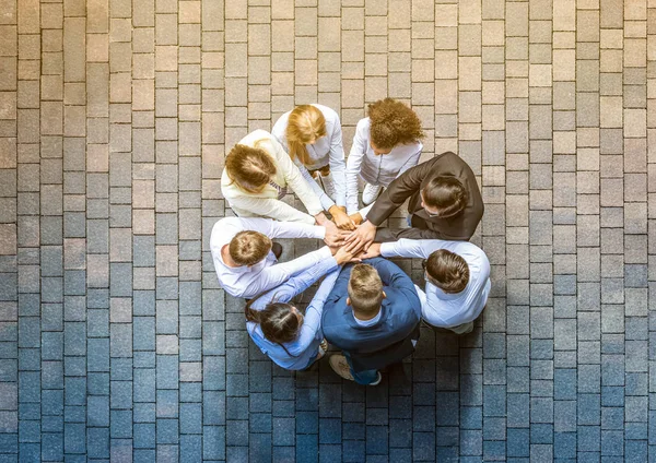 Close Vista Superior Jovens Empresários Colocando Mãos Juntas Pilha Mãos — Fotografia de Stock