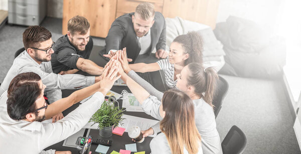 Деловые люди счастливы, показывая командную работу и давая пять в офисе. Концепции командной работы
.