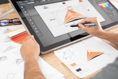 Grafik tasarımcısı logo tasarımı çiziyor. Yeni marka konsepti. Fikirle profesyonel yaratıcı uğraş.