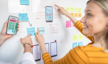 Tasarımcılar web sitesi ux uygulama geliştirme çiziyor. Kullanıcı deneyimi kavramı.