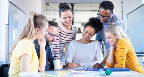 Giovani Imprenditori Incontrano Ufficio Discutono Insieme Nuovo Progetto Startup Foto Stock