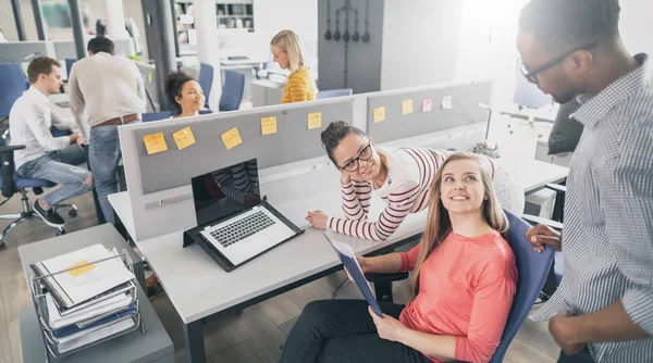 Equipo Trabajo Grupo Jóvenes Empresarios Que Trabajan Juntos Una Oficina — Foto de Stock