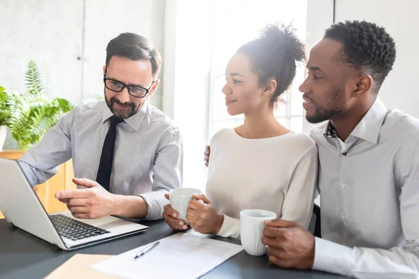 Consulta Pareja Familiar Con Abogado Agente Seguros Derecho Seguros Imagen De Stock