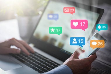 Sosyal medyayı sevmek ve paylaşmak. Sosyal medya ikonlarının olduğu akıllı telefonu tutan eller. Pazarlama kavramı.