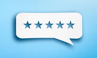 Gazete kesilmiş yıldızlı baloncuk konuşması. Geri bildirim, oran, tatmin müşteri ve kullanıcı konsepti.