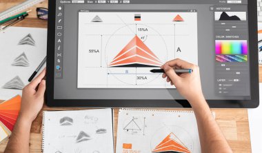 Grafik tasarımcısı logo tasarımı çiziyor. Yeni marka konsepti. Fikirle profesyonel yaratıcı uğraş.