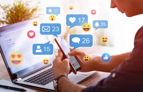 Sosyal Medyayı Sevmek Paylaşmak Sosyal Medya Ikonlarının Olduğu Akıllı Telefonu — Stok fotoğraf