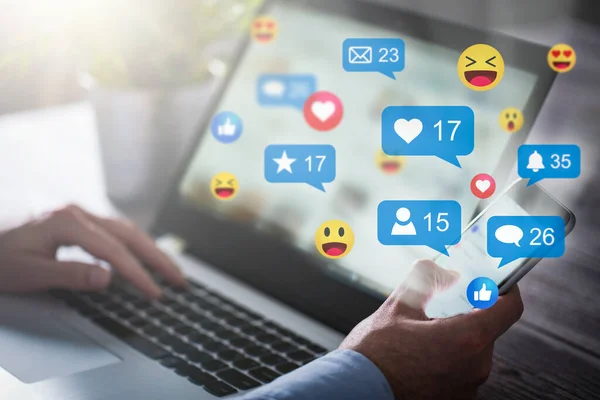 Обмінюватися Соціальними Медіа Руки Тримають Смартфон Іконами Соціальних Мереж Концепція — стокове фото
