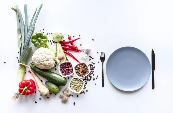 Κάτοψη Της Φρέσκιας Ομάδας Λαχανικών Λευκό Φόντο Πιάτο Και Μαχαιροπίρουνα — Φωτογραφία Αρχείου