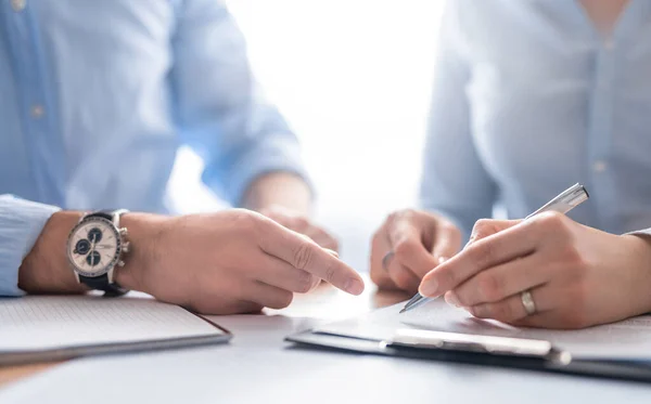 Empresários Negociar Contrato Mãos Humanas Trabalhando Com Documentos Mesa Assinando — Fotografia de Stock