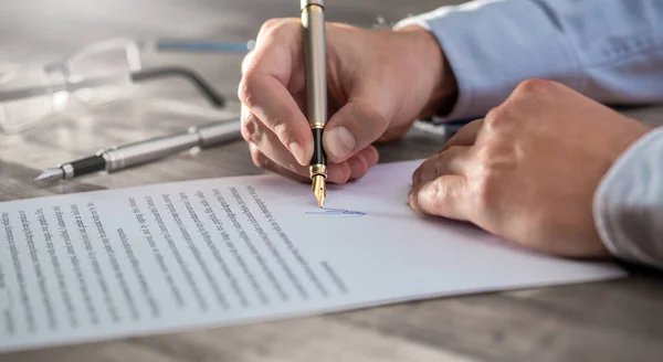 Homem Negócios Assinando Documento Contrato Mesa Escritório Fazendo Acordo — Fotografia de Stock