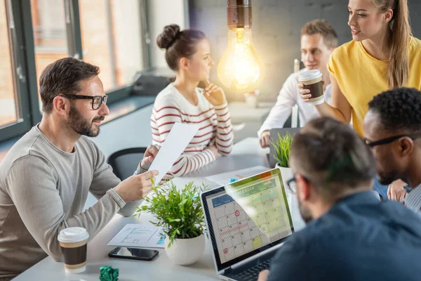 Mladí Podnikatelé Spolu Diskutují Novém Startupním Projektu Žhnoucí Žárovka Jako — Stock fotografie