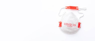 Kirliliğe, virüse, gribe ve koronavirüse karşı tıbbi maske korumasıyla yüzleşin. Corona Virüsü (covid 19) maskeler takarak pandemik koruma.