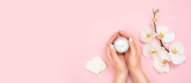 Ellerine nemlendirici krem süren bir kadın. Kozmetik krem konsepti.