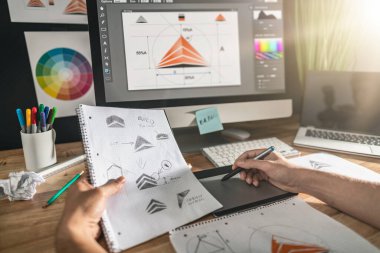 Grafik tasarımcısı logo tasarımı çiziyor. Yeni marka konsepti. Fikirle profesyonel yaratıcı uğraş.