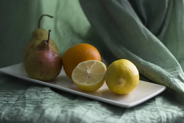 Лимоны и другие фрукты — стоковое фото