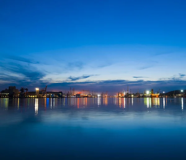 Abendliche Skyline des Seehafens. — Stockfoto