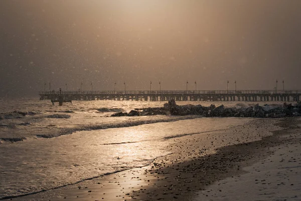 Gdynia orlowo. Wintermorgen, Strand, Seebrücke. — Stockfoto