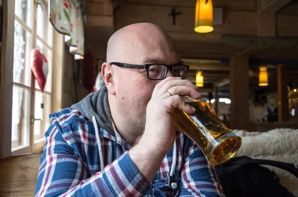 Ein Bier trinken — Stockfoto