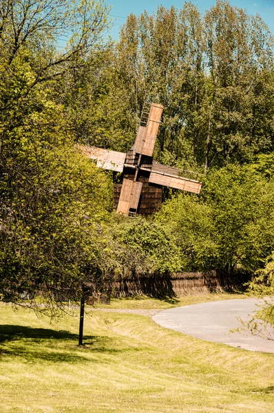 Oude houten windmolen — Stockfoto