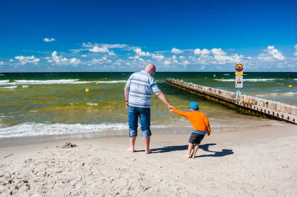 Padre e hijo en la costa Imágenes de stock libres de derechos