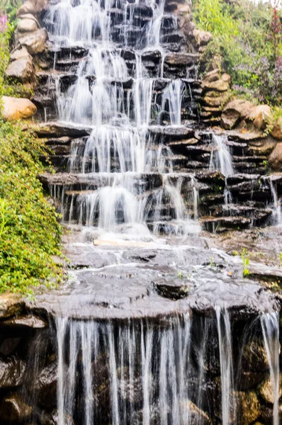 Sebuah air terjun kecil — Stok Foto