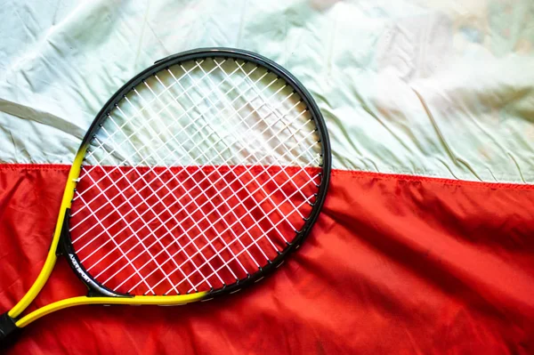 Tenis ve bayrak