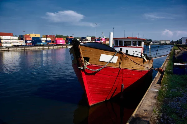 A old wooden fish cutter in river port — Stock Photo, Image