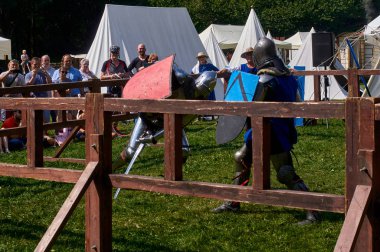 Ortaçağ şövalyelerinin turnuvası.