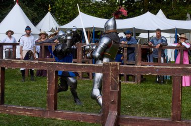 Ortaçağ şövalyelerinin turnuvası.