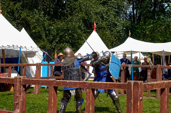 Eine Kehrtwende der mittelalterlichen Ritter — Stockfoto