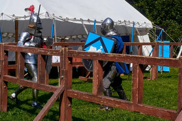 Eine Kehrtwende der mittelalterlichen Ritter — Stockfoto