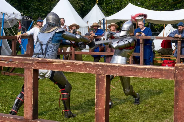 Eine Kehrtwende der mittelalterlichen Ritter — Stockfoto