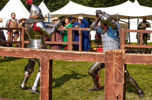 Eine Kehrtwende der mittelalterlichen Ritter — Stockfoto