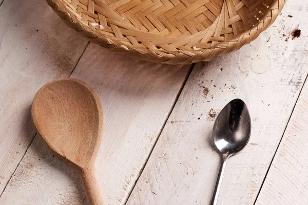 White Rustic Wooden Tabel Basket Wooden Spoon Tea Spoo — Stock Photo, Image