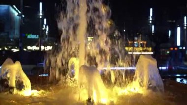  Turuncu kuşakla dans eden hoş ve formda bir kız..                    