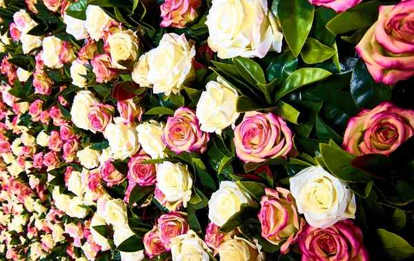 Eine Blumenwand Aus Vielen Künstlichen Blumen — Stockfoto