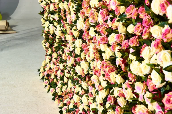 Kwiatowa Ściana Zrobiona Wielu Sztucznych Kwiatów — Zdjęcie stockowe