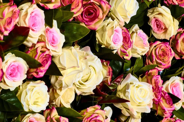 Eine Blumenwand Aus Vielen Künstlichen Blumen — Stockfoto
