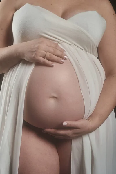 Hamile Kadın Hamile Elbisesi Giyiyor — Stok fotoğraf