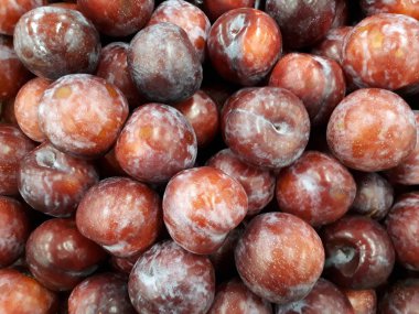 Üstünde belgili tanımlık sayaç taze kırmızı Erik