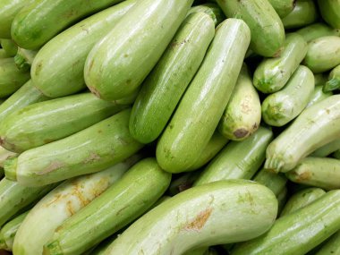 Üstünde belgili tanımlık sayaç genç taze yeşil kabak