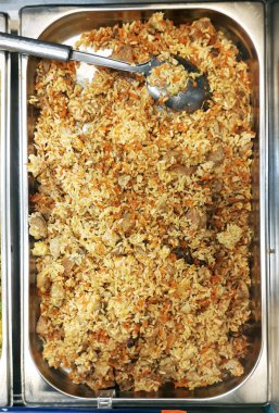 İçinde belgili tanımlık tepsi pişmiş pilav