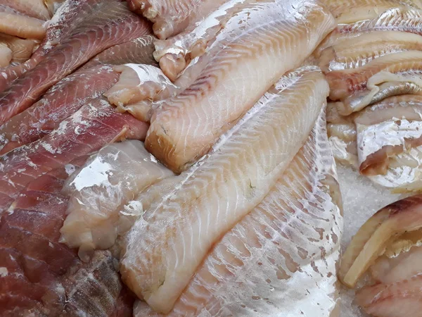 Свежие филе белой рыбы на прилавке — стоковое фото