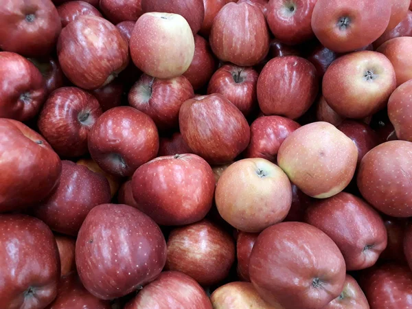 Свежие красные яблоки на прилавке — стоковое фото