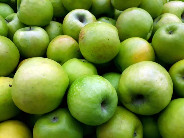 Свежие зеленые яблоки на столе — стоковое фото