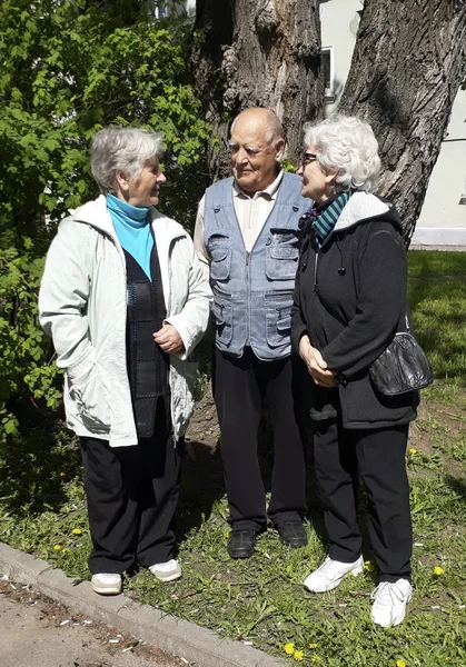 Группа счастливых пожилых людей расслабляется и наслаждается жизнью — стоковое фото