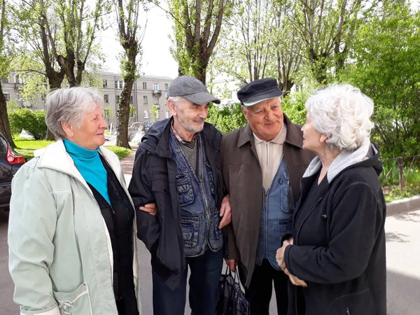 Groep van gelukkige ouderen ontspannen en genieten van het leven — Stockfoto